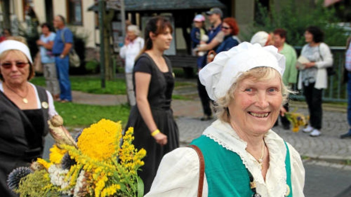 Ein großer Festumzug beschließt die Luther-Woche in Tambach-Dietharz. Hunderte Mitwirkende setzen in 33 Bildern Tambach-Dietharz in der Zeit vor 500 Jahren in der Reformation in Szene. Foto: Wieland Fischer