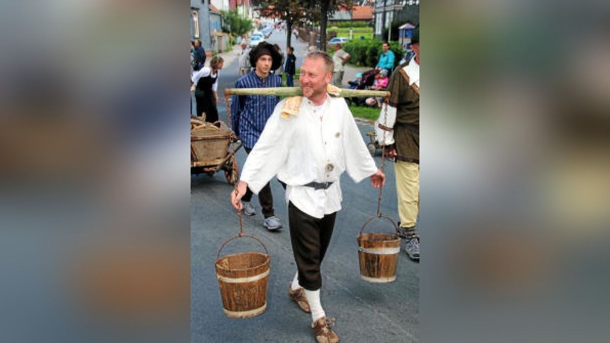 Ein großer Festumzug beschließt die Luther-Woche in Tambach-Dietharz. Hunderte Mitwirkende setzen in 33 Bildern Tambach-Dietharz in der Zeit vor 500 Jahren in der Reformation in Szene. Foto: Wieland Fischer