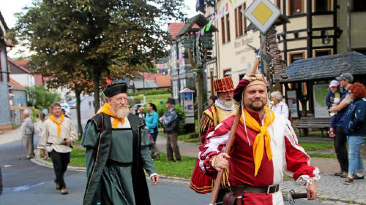 Ein großer Festumzug beschließt die Luther-Woche in Tambach-Dietharz. Hunderte Mitwirkende setzen in 33 Bildern Tambach-Dietharz in der Zeit vor 500 Jahren in der Reformation in Szene. Foto: Wieland Fischer