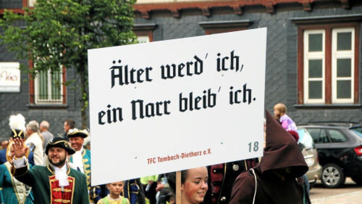 Ein großer Festumzug beschließt die Luther-Woche in Tambach-Dietharz. Hunderte Mitwirkende setzen in 33 Bildern Tambach-Dietharz in der Zeit vor 500 Jahren in der Reformation in Szene. Foto: Wieland Fischer