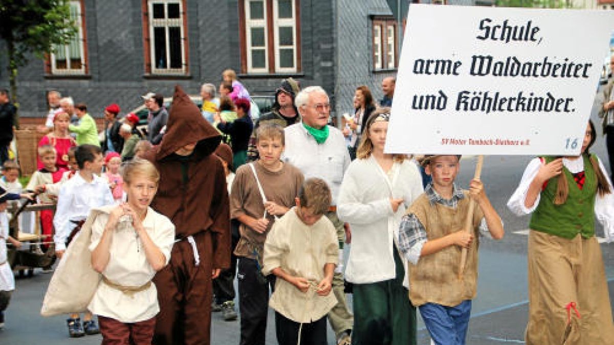 Ein großer Festumzug beschließt die Luther-Woche in Tambach-Dietharz. Hunderte Mitwirkende setzen in 33 Bildern Tambach-Dietharz in der Zeit vor 500 Jahren in der Reformation in Szene. Foto: Wieland Fischer