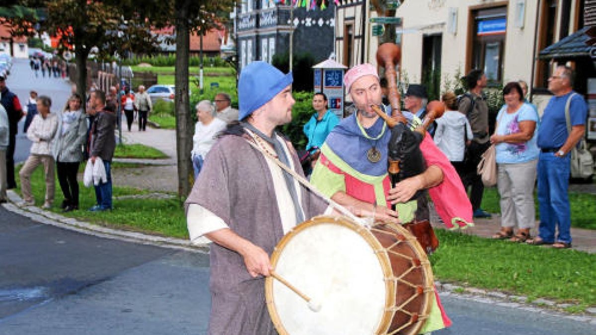 Ein großer Festumzug beschließt die Luther-Woche in Tambach-Dietharz. Hunderte Mitwirkende setzen in 33 Bildern Tambach-Dietharz in der Zeit vor 500 Jahren in der Reformation in Szene. Foto: Wieland Fischer