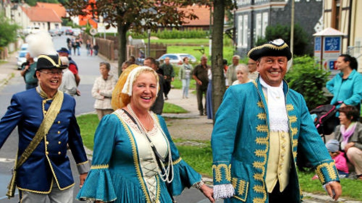 Ein großer Festumzug beschließt die Luther-Woche in Tambach-Dietharz. Hunderte Mitwirkende setzen in 33 Bildern Tambach-Dietharz in der Zeit vor 500 Jahren in der Reformation in Szene. Foto: Wieland Fischer