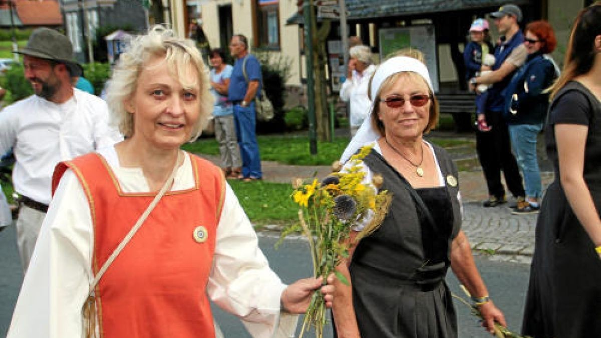 Ein großer Festumzug beschließt die Luther-Woche in Tambach-Dietharz. Hunderte Mitwirkende setzen in 33 Bildern Tambach-Dietharz in der Zeit vor 500 Jahren in der Reformation in Szene. Foto: Wieland Fischer