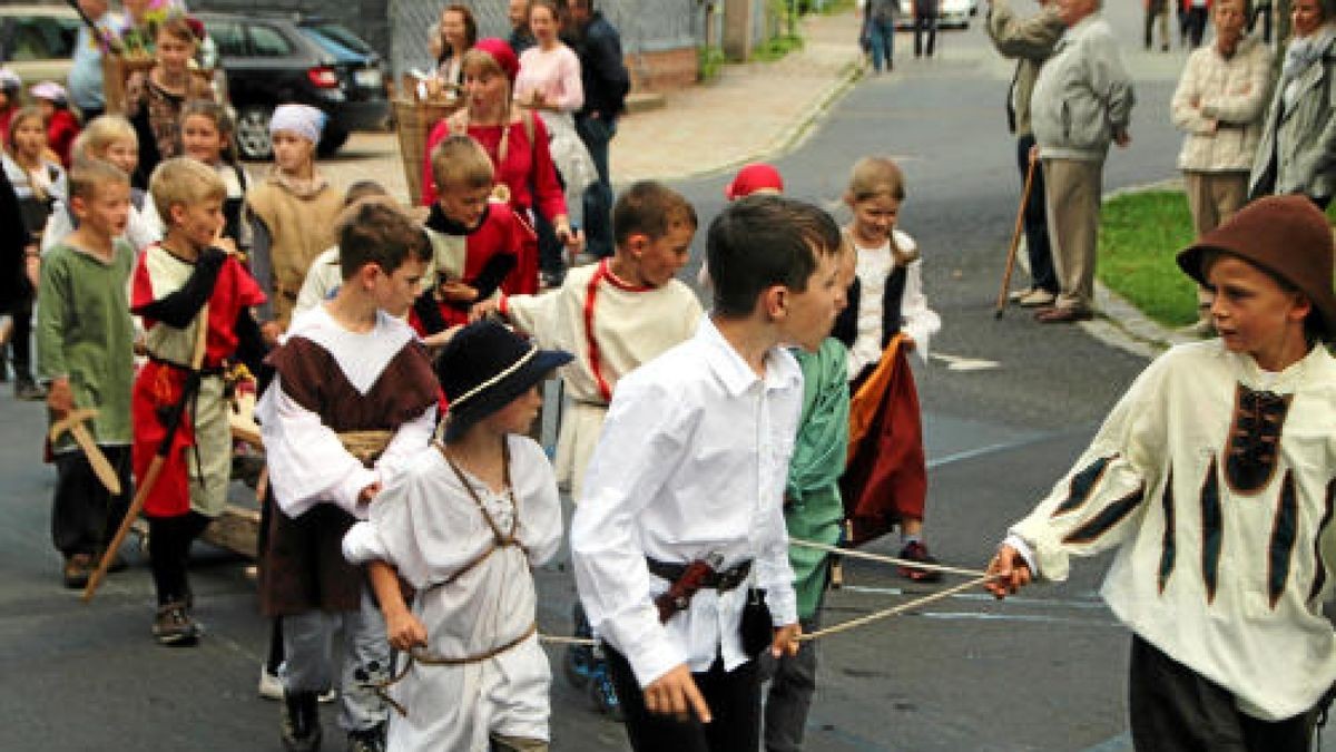 Ein großer Festumzug beschließt die Luther-Woche in Tambach-Dietharz. Hunderte Mitwirkende setzen in 33 Bildern Tambach-Dietharz in der Zeit vor 500 Jahren in der Reformation in Szene. Foto: Wieland Fischer