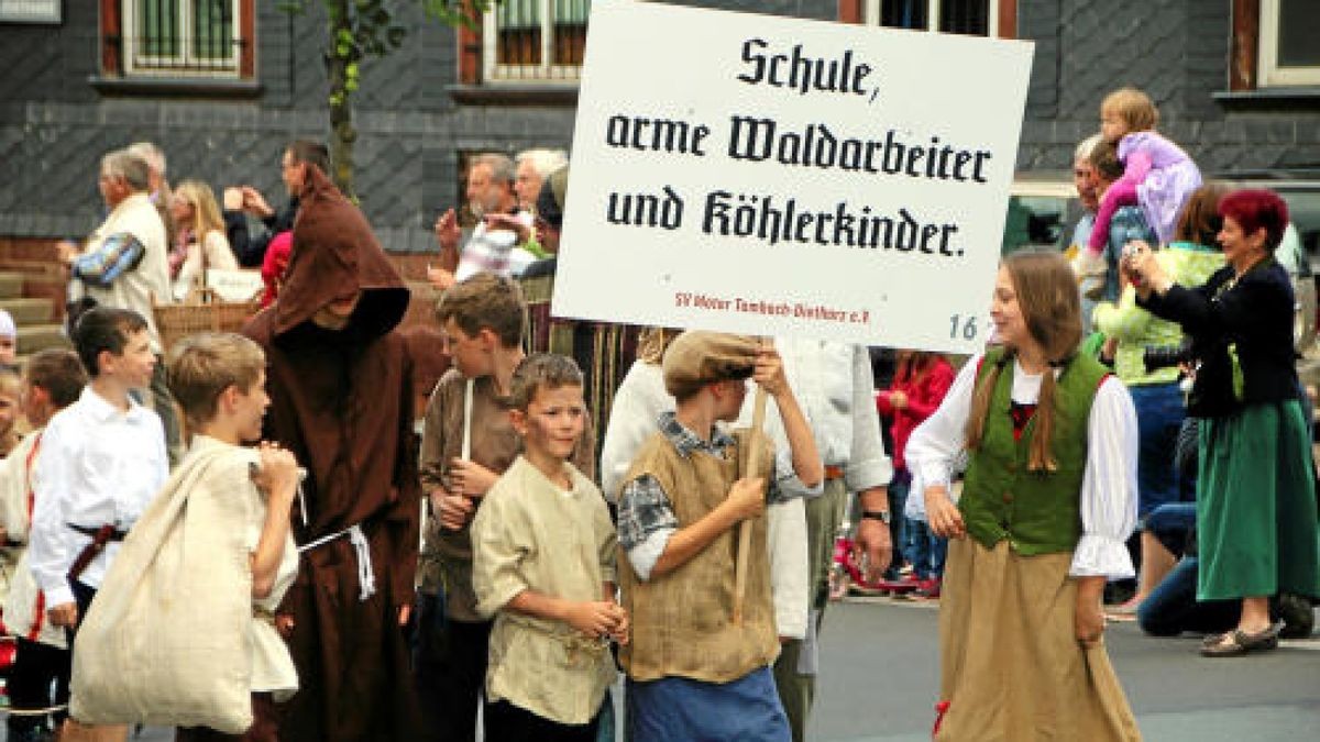 Ein großer Festumzug beschließt die Luther-Woche in Tambach-Dietharz. Hunderte Mitwirkende setzen in 33 Bildern Tambach-Dietharz in der Zeit vor 500 Jahren in der Reformation in Szene. Foto: Wieland Fischer