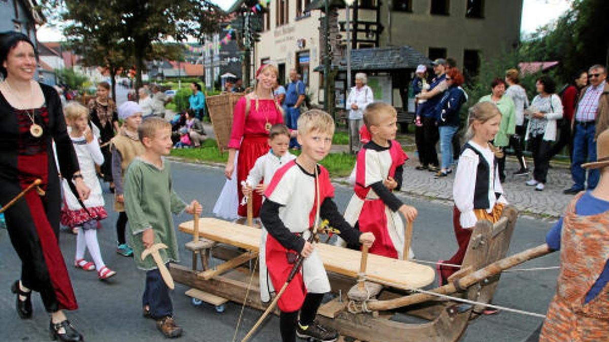 Ein großer Festumzug beschließt die Luther-Woche in Tambach-Dietharz. Hunderte Mitwirkende setzen in 33 Bildern Tambach-Dietharz in der Zeit vor 500 Jahren in der Reformation in Szene. Foto: Wieland Fischer