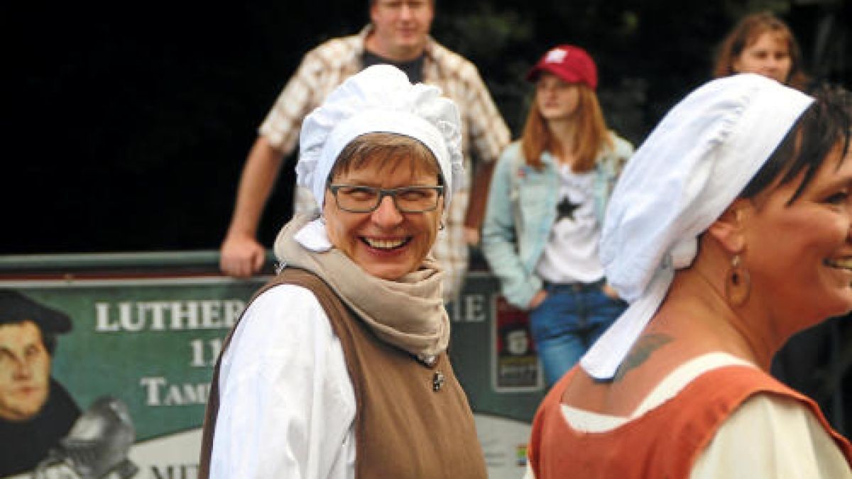 Ein großer Festumzug beschließt die Luther-Woche in Tambach-Dietharz. Hunderte Mitwirkende setzen in 33 Bildern Tambach-Dietharz in der Zeit vor 500 Jahren in der Reformation in Szene. Foto: Wieland Fischer