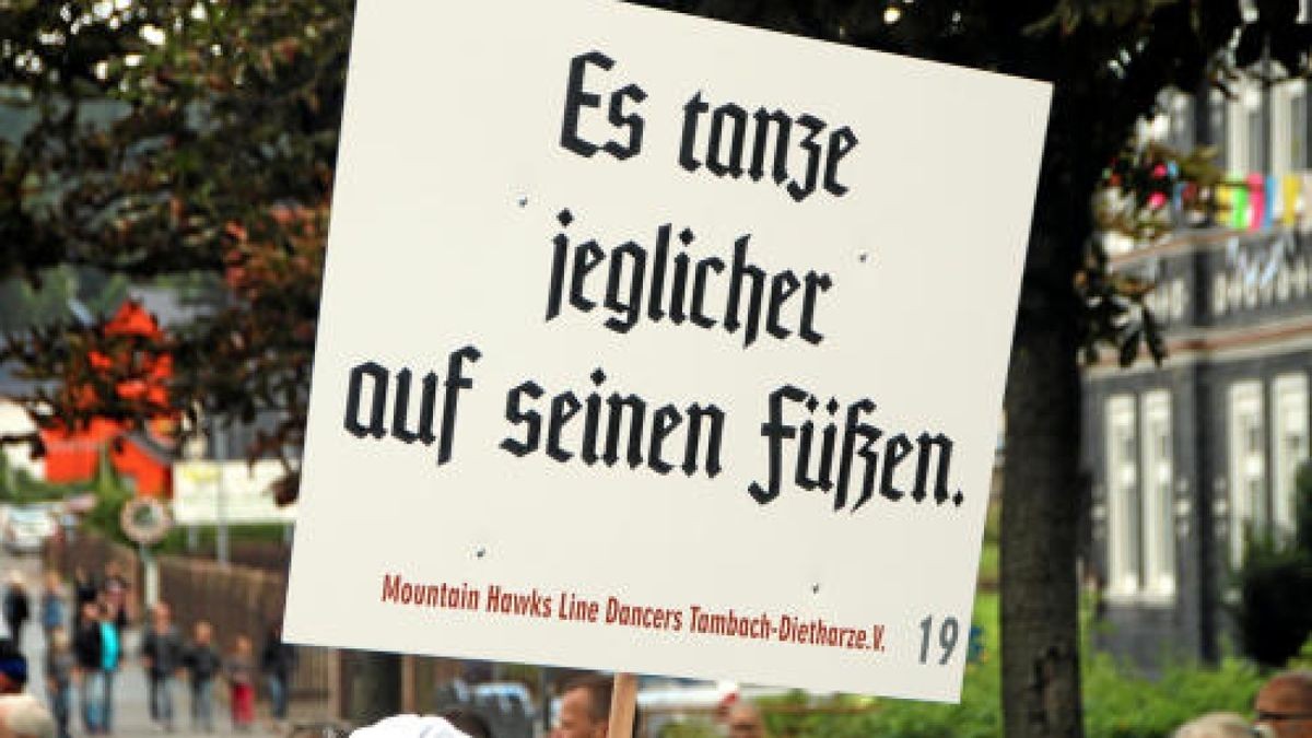 Ein großer Festumzug beschließt die Luther-Woche in Tambach-Dietharz. Hunderte Mitwirkende setzen in 33 Bildern Tambach-Dietharz in der Zeit vor 500 Jahren in der Reformation in Szene. Foto: Wieland Fischer