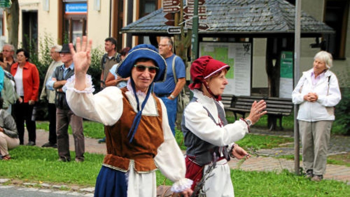 Ein großer Festumzug beschließt die Luther-Woche in Tambach-Dietharz. Hunderte Mitwirkende setzen in 33 Bildern Tambach-Dietharz in der Zeit vor 500 Jahren in der Reformation in Szene. Foto: Wieland Fischer