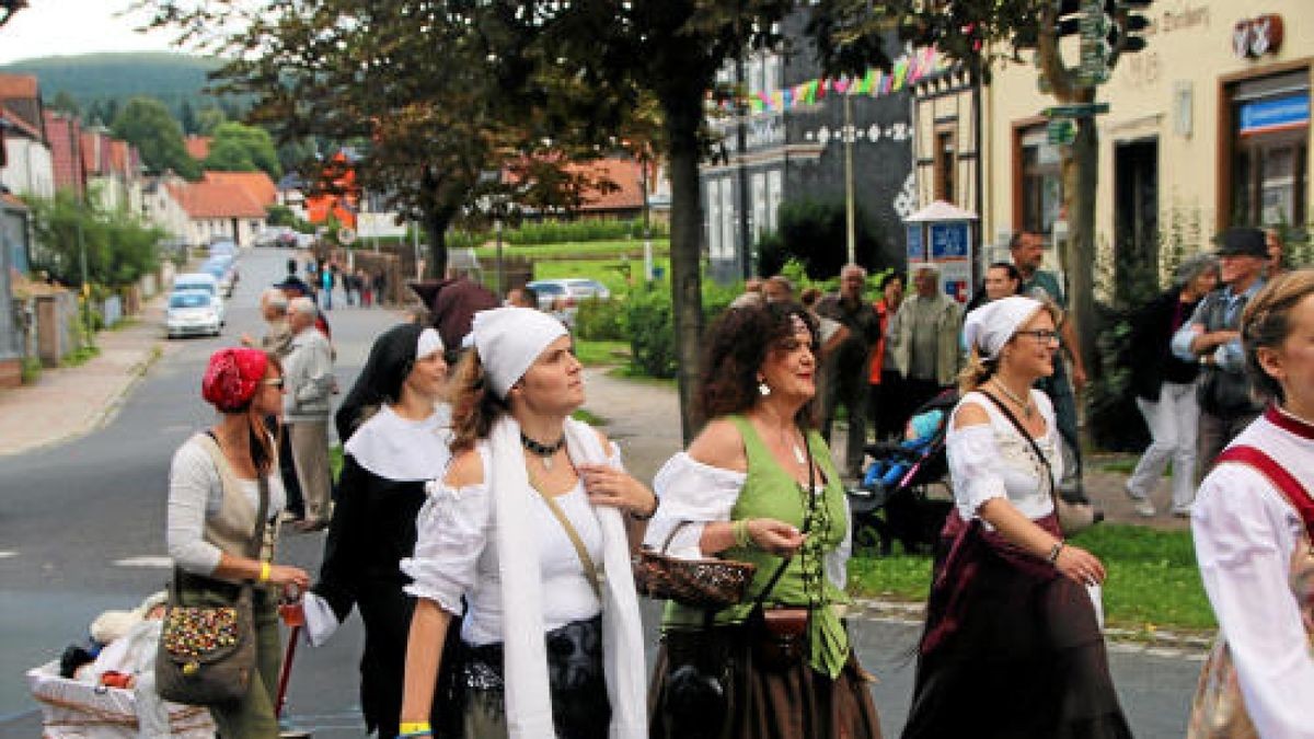 Ein großer Festumzug beschließt die Luther-Woche in Tambach-Dietharz. Hunderte Mitwirkende setzen in 33 Bildern Tambach-Dietharz in der Zeit vor 500 Jahren in der Reformation in Szene. Foto: Wieland Fischer