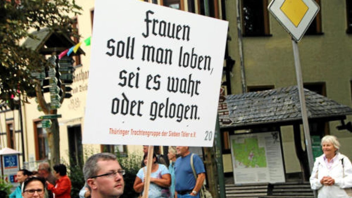 Ein großer Festumzug beschließt die Luther-Woche in Tambach-Dietharz. Hunderte Mitwirkende setzen in 33 Bildern Tambach-Dietharz in der Zeit vor 500 Jahren in der Reformation in Szene. Foto: Wieland Fischer