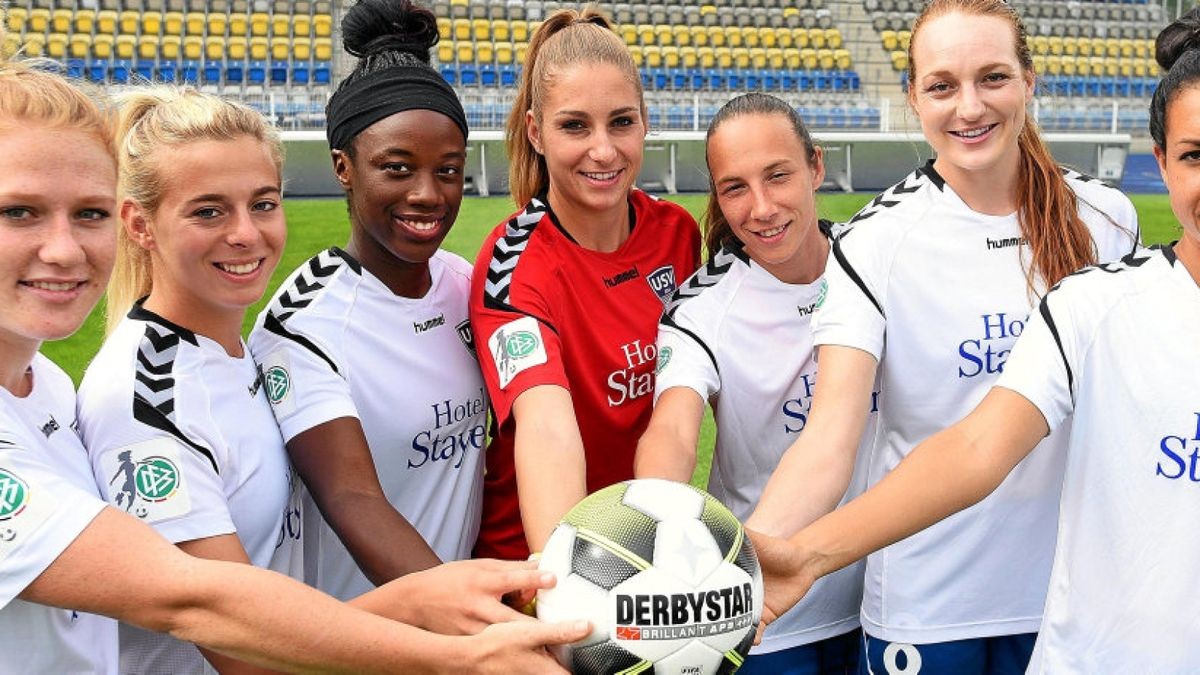 Die neuen Spielerinnen beim FF USV Jena: Catherine Joan Bott, Amelia Pietrangelo, Tiffany Devona Cameron, Antonia Knupfer, Sandra Zigic, Hannah Keane und Jessica King (von links)