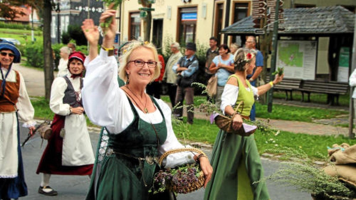 Ein großer Festumzug beschließt die Luther-Woche in Tambach-Dietharz. Hunderte Mitwirkende setzen in 33 Bildern Tambach-Dietharz in der Zeit vor 500 Jahren in der Reformation in Szene. Foto: Wieland Fischer