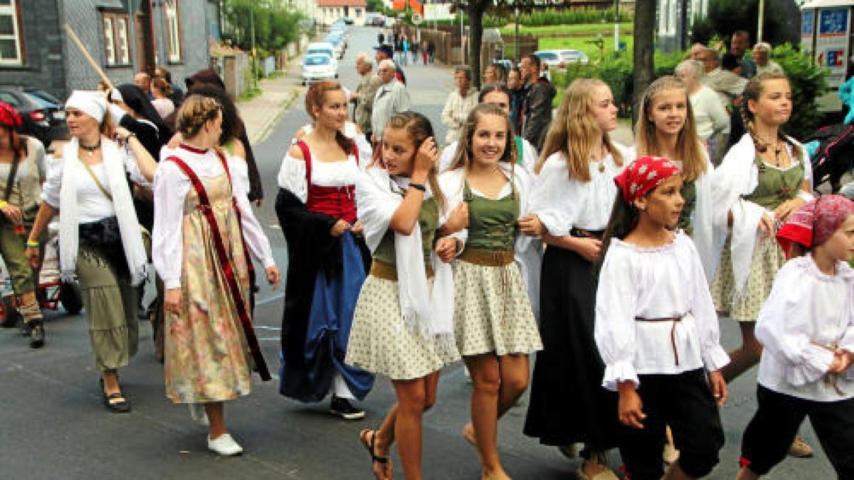 Ein großer Festumzug beschließt die Luther-Woche in Tambach-Dietharz. Hunderte Mitwirkende setzen in 33 Bildern Tambach-Dietharz in der Zeit vor 500 Jahren in der Reformation in Szene. Foto: Wieland Fischer