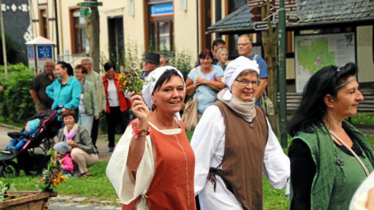 Ein großer Festumzug beschließt die Luther-Woche in Tambach-Dietharz. Hunderte Mitwirkende setzen in 33 Bildern Tambach-Dietharz in der Zeit vor 500 Jahren in der Reformation in Szene. Foto: Wieland Fischer