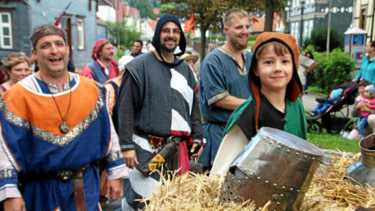 Ein großer Festumzug beschließt die Luther-Woche in Tambach-Dietharz. Hunderte Mitwirkende setzen in 33 Bildern Tambach-Dietharz in der Zeit vor 500 Jahren in der Reformation in Szene. Foto: Wieland Fischer