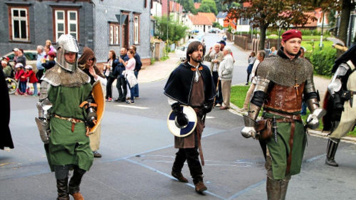 Ein großer Festumzug beschließt die Luther-Woche in Tambach-Dietharz. Hunderte Mitwirkende setzen in 33 Bildern Tambach-Dietharz in der Zeit vor 500 Jahren in der Reformation in Szene. Foto: Wieland Fischer