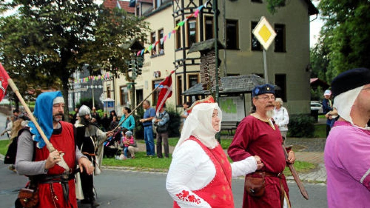 Ein großer Festumzug beschließt die Luther-Woche in Tambach-Dietharz. Hunderte Mitwirkende setzen in 33 Bildern Tambach-Dietharz in der Zeit vor 500 Jahren in der Reformation in Szene. Foto: Wieland Fischer