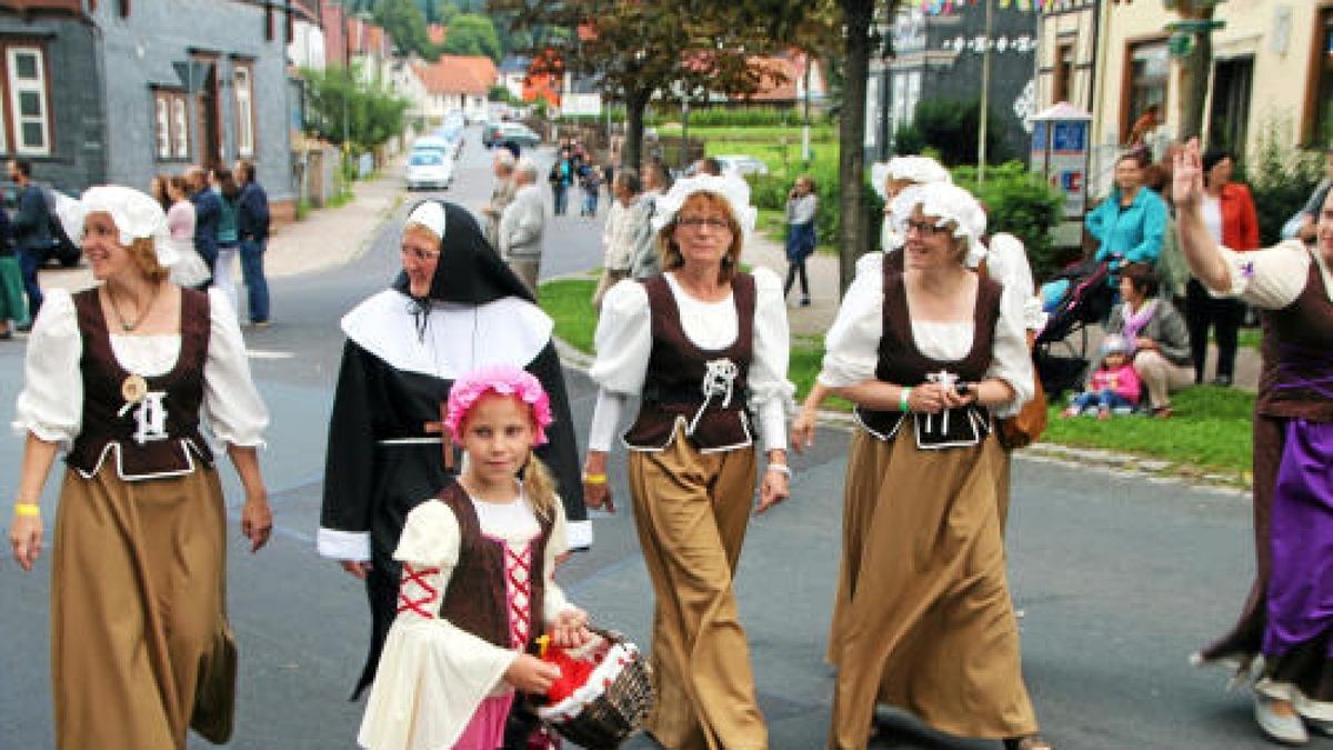 Ein großer Festumzug beschließt die Luther-Woche in Tambach-Dietharz. Hunderte Mitwirkende setzen in 33 Bildern Tambach-Dietharz in der Zeit vor 500 Jahren in der Reformation in Szene. Foto: Wieland Fischer