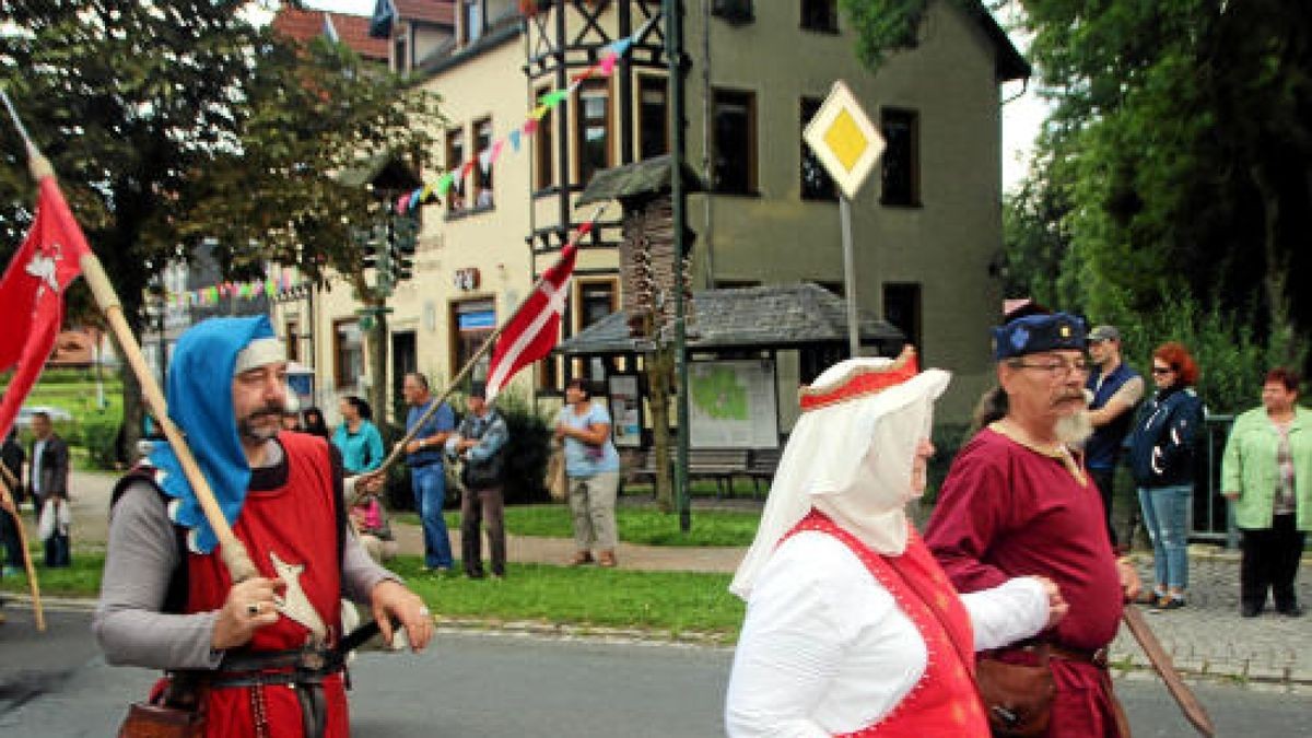 Ein großer Festumzug beschließt die Luther-Woche in Tambach-Dietharz. Hunderte Mitwirkende setzen in 33 Bildern Tambach-Dietharz in der Zeit vor 500 Jahren in der Reformation in Szene. Foto: Wieland Fischer