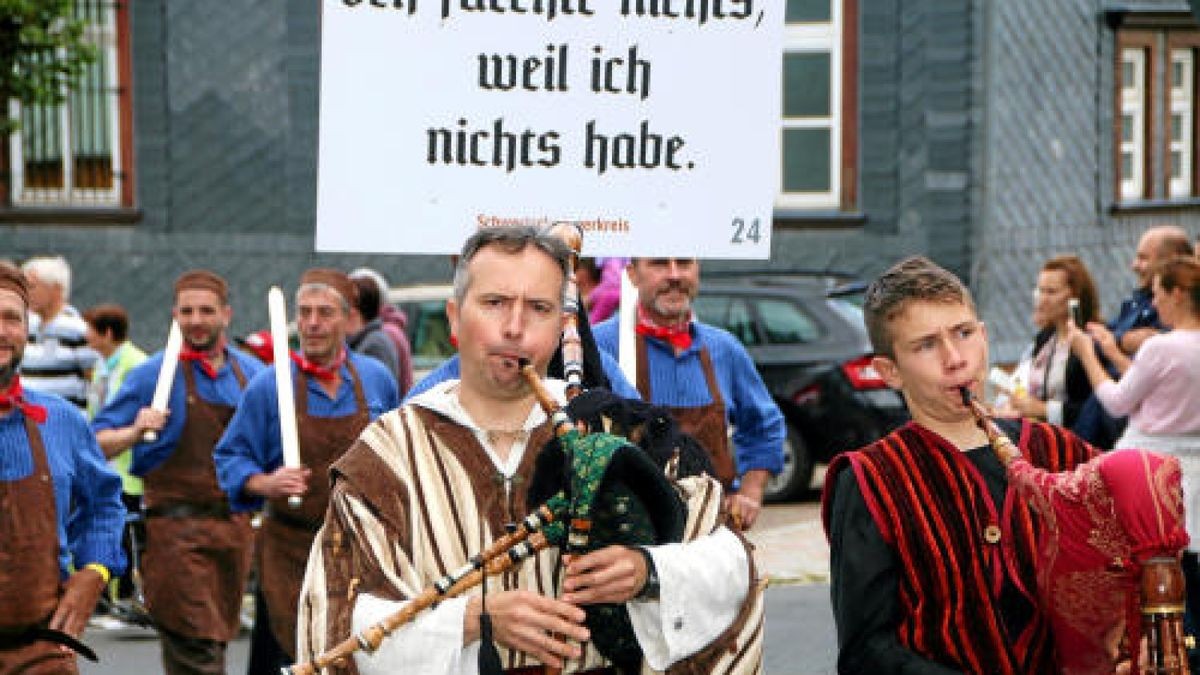 Ein großer Festumzug beschließt die Luther-Woche in Tambach-Dietharz. Hunderte Mitwirkende setzen in 33 Bildern Tambach-Dietharz in der Zeit vor 500 Jahren in der Reformation in Szene. Foto: Wieland Fischer