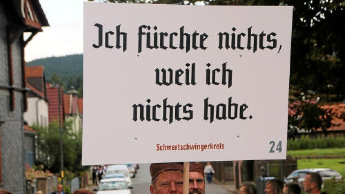 Ein großer Festumzug beschließt die Luther-Woche in Tambach-Dietharz. Hunderte Mitwirkende setzen in 33 Bildern Tambach-Dietharz in der Zeit vor 500 Jahren in der Reformation in Szene. Foto: Wieland Fischer