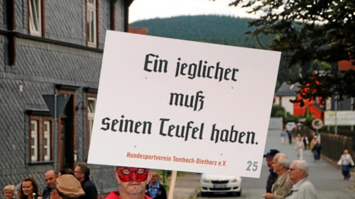 Ein großer Festumzug beschließt die Luther-Woche in Tambach-Dietharz. Hunderte Mitwirkende setzen in 33 Bildern Tambach-Dietharz in der Zeit vor 500 Jahren in der Reformation in Szene. Foto: Wieland Fischer