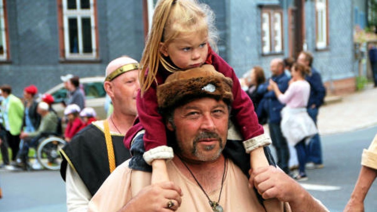 Ein großer Festumzug beschließt die Luther-Woche in Tambach-Dietharz. Hunderte Mitwirkende setzen in 33 Bildern Tambach-Dietharz in der Zeit vor 500 Jahren in der Reformation in Szene. Foto: Wieland Fischer