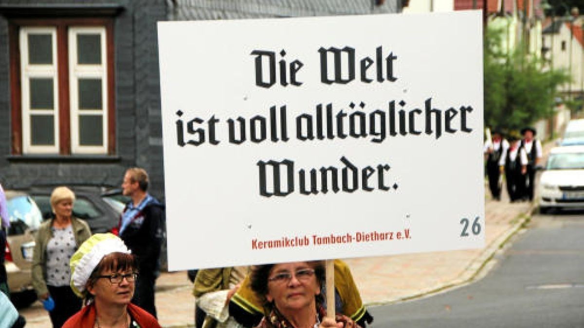 Ein großer Festumzug beschließt die Luther-Woche in Tambach-Dietharz. Hunderte Mitwirkende setzen in 33 Bildern Tambach-Dietharz in der Zeit vor 500 Jahren in der Reformation in Szene. Foto: Wieland Fischer