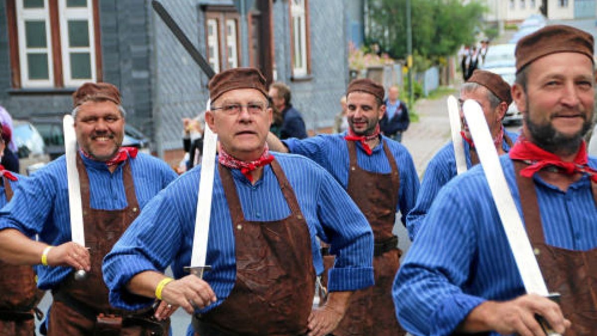 Ein großer Festumzug beschließt die Luther-Woche in Tambach-Dietharz. Hunderte Mitwirkende setzen in 33 Bildern Tambach-Dietharz in der Zeit vor 500 Jahren in der Reformation in Szene. Foto: Wieland Fischer