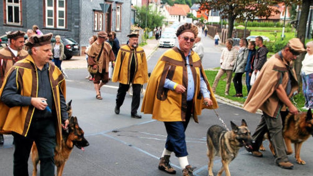 Ein großer Festumzug beschließt die Luther-Woche in Tambach-Dietharz. Hunderte Mitwirkende setzen in 33 Bildern Tambach-Dietharz in der Zeit vor 500 Jahren in der Reformation in Szene. Foto: Wieland Fischer