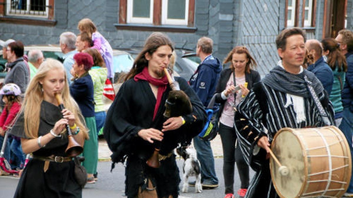 Ein großer Festumzug beschließt die Luther-Woche in Tambach-Dietharz. Hunderte Mitwirkende setzen in 33 Bildern Tambach-Dietharz in der Zeit vor 500 Jahren in der Reformation in Szene. Foto: Wieland Fischer