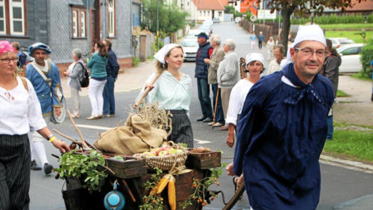 Ein großer Festumzug beschließt die Luther-Woche in Tambach-Dietharz. Hunderte Mitwirkende setzen in 33 Bildern Tambach-Dietharz in der Zeit vor 500 Jahren in der Reformation in Szene. Foto: Wieland Fischer