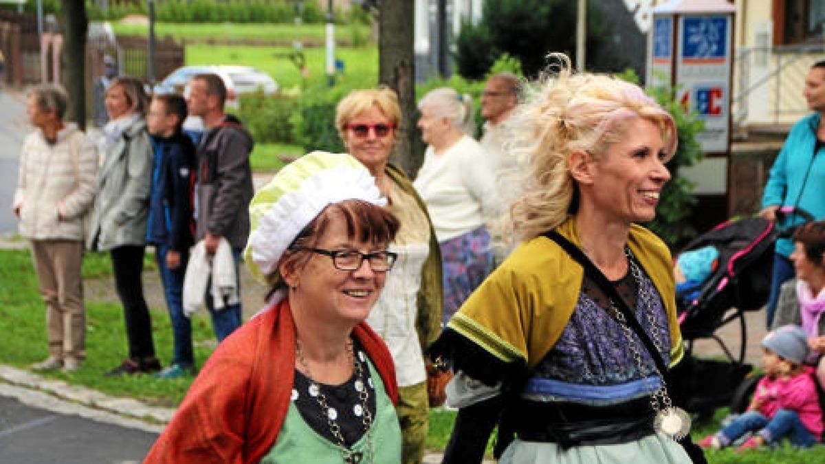 Ein großer Festumzug beschließt die Luther-Woche in Tambach-Dietharz. Hunderte Mitwirkende setzen in 33 Bildern Tambach-Dietharz in der Zeit vor 500 Jahren in der Reformation in Szene. Foto: Wieland Fischer