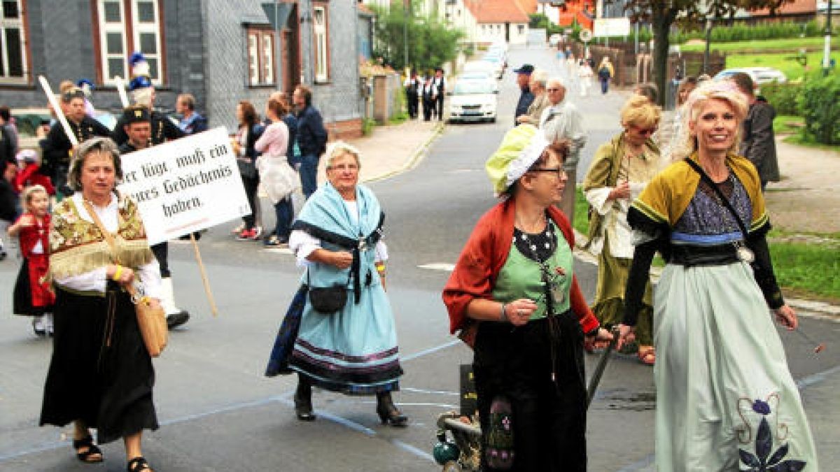 Ein großer Festumzug beschließt die Luther-Woche in Tambach-Dietharz. Hunderte Mitwirkende setzen in 33 Bildern Tambach-Dietharz in der Zeit vor 500 Jahren in der Reformation in Szene. Foto: Wieland Fischer