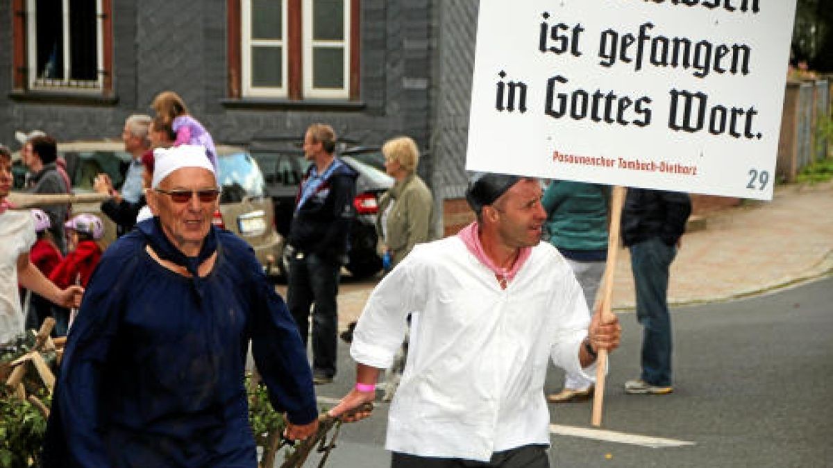 Ein großer Festumzug beschließt die Luther-Woche in Tambach-Dietharz. Hunderte Mitwirkende setzen in 33 Bildern Tambach-Dietharz in der Zeit vor 500 Jahren in der Reformation in Szene. Foto: Wieland Fischer