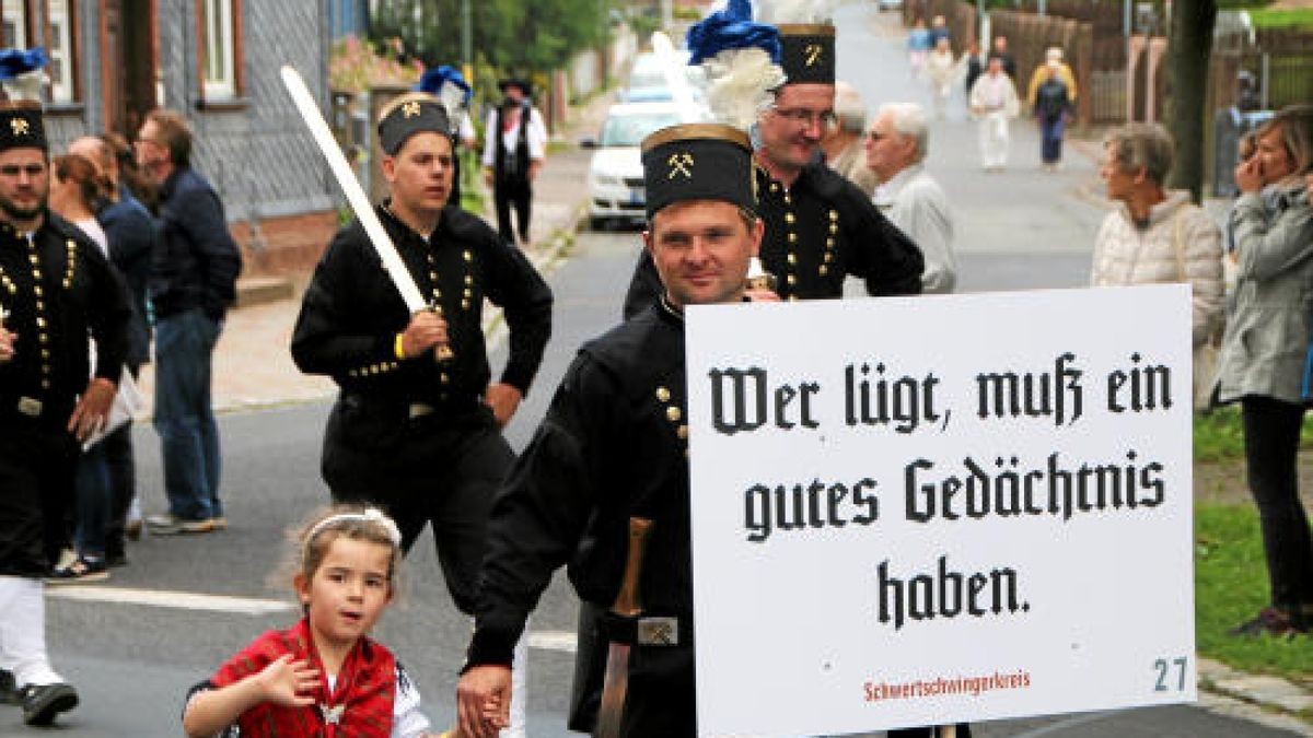 Ein großer Festumzug beschließt die Luther-Woche in Tambach-Dietharz. Hunderte Mitwirkende setzen in 33 Bildern Tambach-Dietharz in der Zeit vor 500 Jahren in der Reformation in Szene. Foto: Wieland Fischer