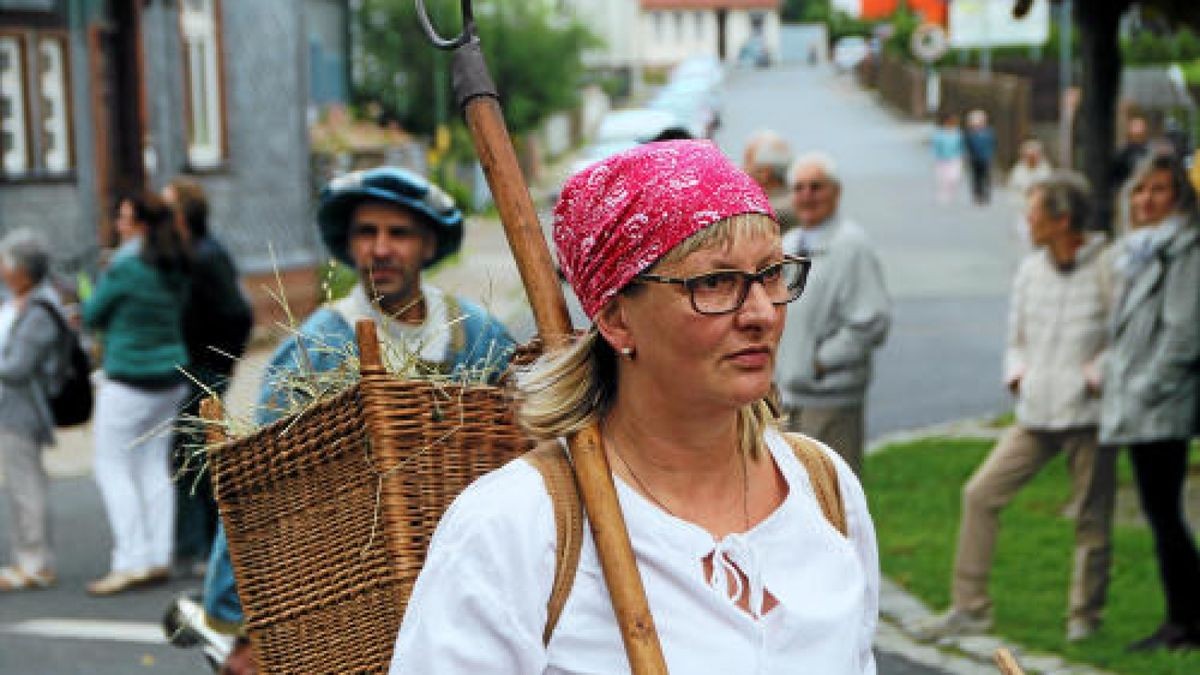 Ein großer Festumzug beschließt die Luther-Woche in Tambach-Dietharz. Hunderte Mitwirkende setzen in 33 Bildern Tambach-Dietharz in der Zeit vor 500 Jahren in der Reformation in Szene. Foto: Wieland Fischer