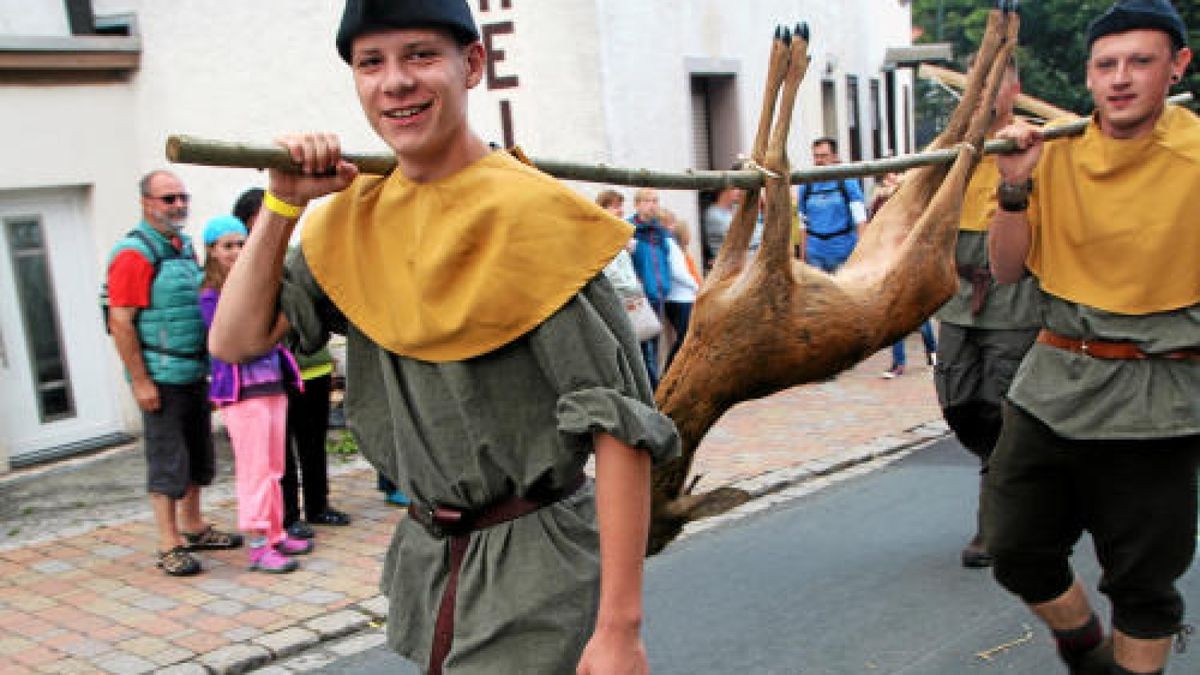 Ein großer Festumzug beschließt die Luther-Woche in Tambach-Dietharz. Hunderte Mitwirkende setzen in 33 Bildern Tambach-Dietharz in der Zeit vor 500 Jahren in der Reformation in Szene. Foto: Wieland Fischer