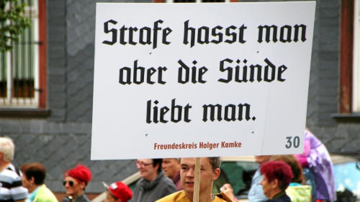 Ein großer Festumzug beschließt die Luther-Woche in Tambach-Dietharz. Hunderte Mitwirkende setzen in 33 Bildern Tambach-Dietharz in der Zeit vor 500 Jahren in der Reformation in Szene. Foto: Wieland Fischer