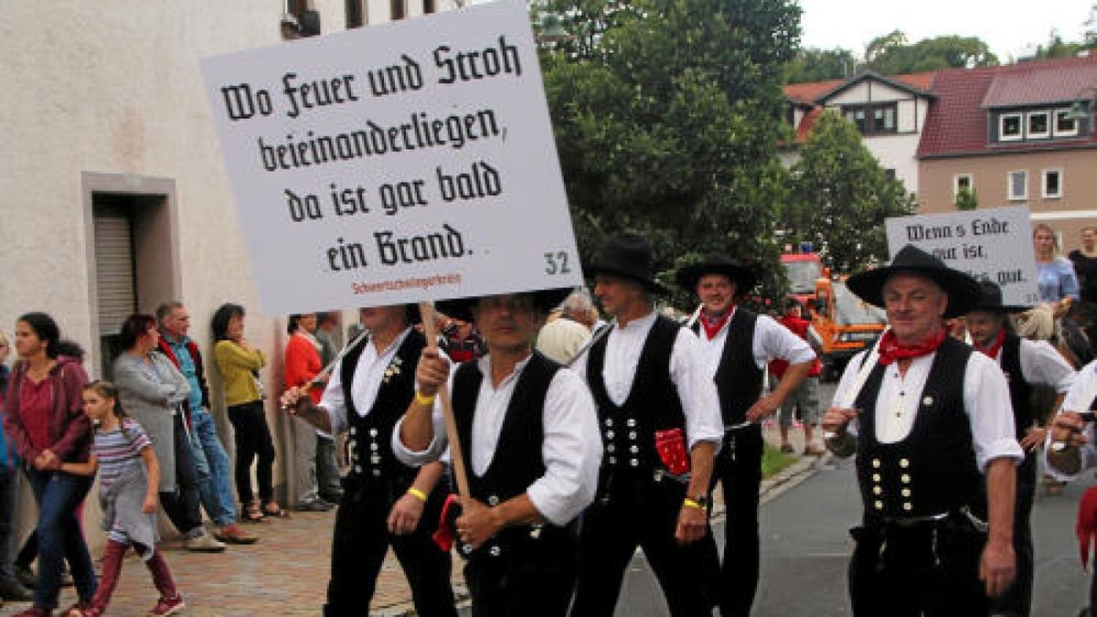 Ein großer Festumzug beschließt die Luther-Woche in Tambach-Dietharz. Hunderte Mitwirkende setzen in 33 Bildern Tambach-Dietharz in der Zeit vor 500 Jahren in der Reformation in Szene. Foto: Wieland Fischer