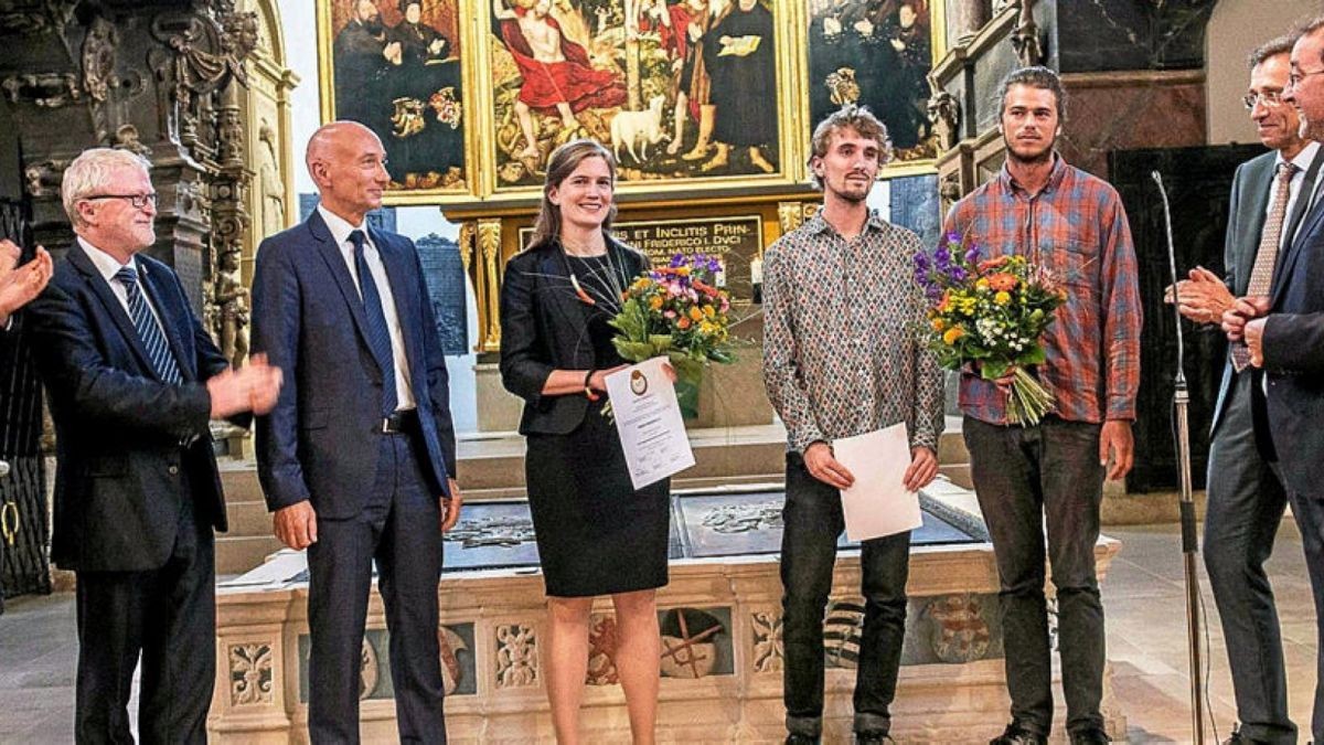 Hanna Schmal (Mitte) erhält den Herder-Förderpreis, ein Anerkennungspreis ging an die Musikstudenten Paul Hauptmeier (5.v.l.) und Martin Recker.