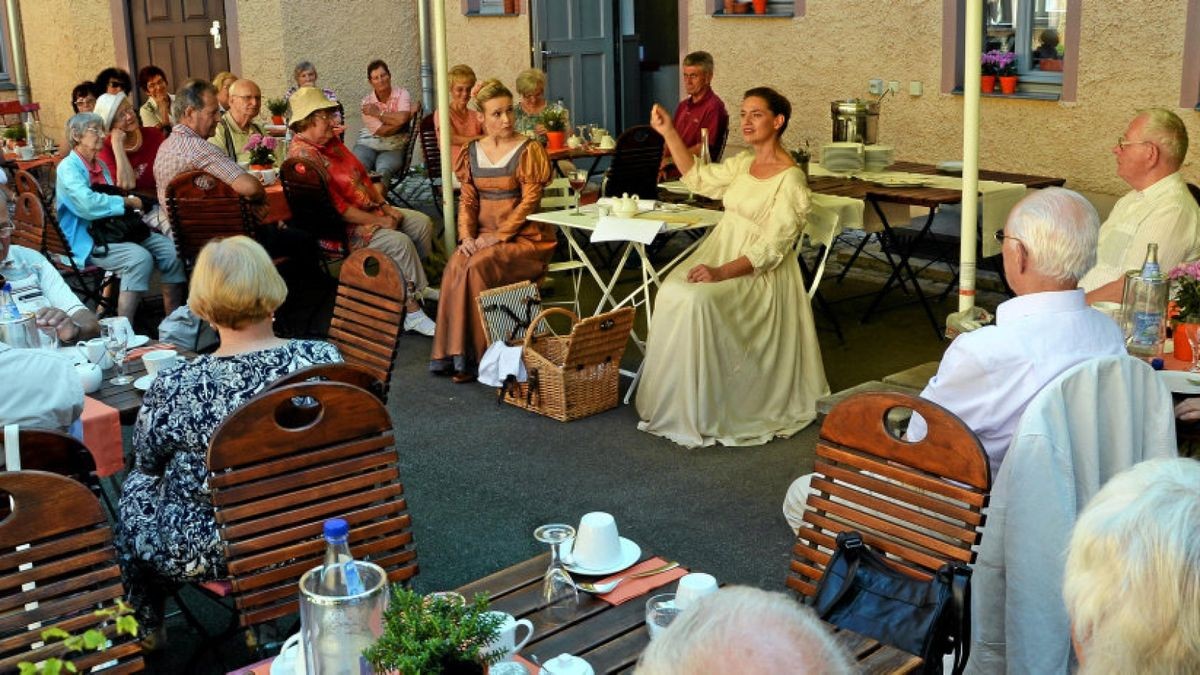 Im schattigen Hof des Erbenhofs genossen die ersten 50 Teilnehmer den VMT-Seniorentag. Nach dem Mittag gab es zu Kaffee und Kuchen den kulturellen Höhepunkt des Ausfluges.