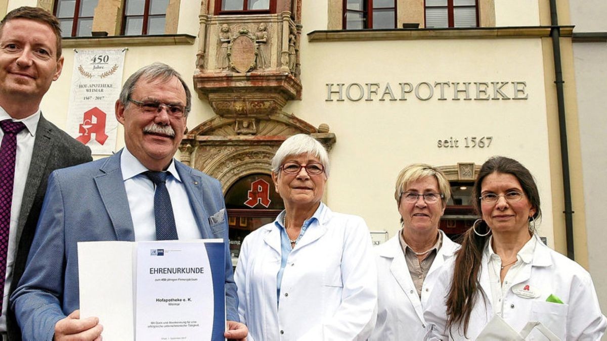 Zum 450-jähigen Bestehen der Hofapotheke überreichte Markus Heyn eine Ehrenurkunde der IHK an das Apotheker-Ehepaar Hoffmann und die langjährigen Mitarbeiterinnen Donata Nestler und Katrin Grützner (rechts).