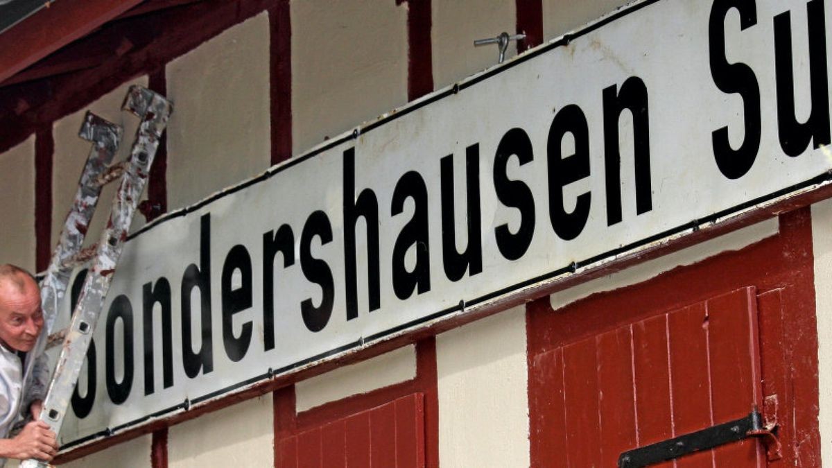 Altes Bahnhofsschild hängt wieder