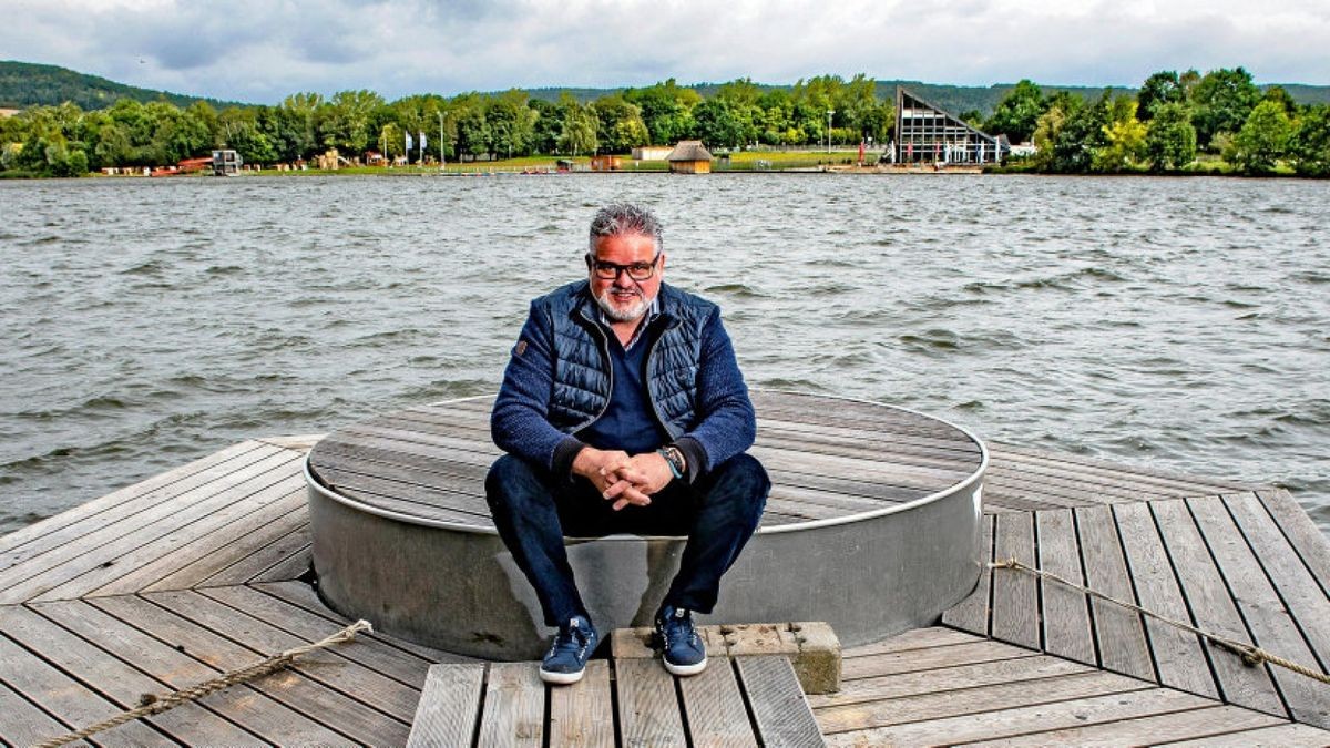 Hans C. Marcher relaxt oft auch in Lederhosen auf einer Holzinsel, die am Ufer des Stausees liegt.