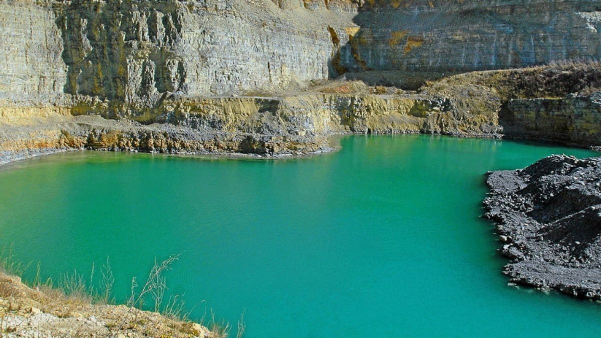 Nach dem Ende des Steinbruch-Betriebs haben Tiefenquellen zwischen Buchenau und Ebenau diesen See entstehen lassen.