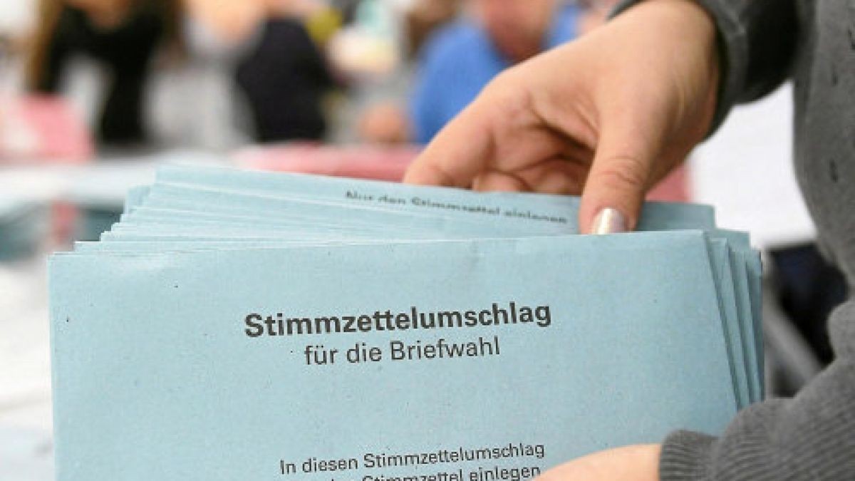 Eine Wahlhelferin hält am 24.09.2017 in München (Bayern) bei der Vorbereitung zur Auszählung der Briefwahl der Bundestagswahl Stimmzettelumschläge in den Händen. Foto: Tobias Hase/dpa +++(c) dpa - Bildfunk+++Foto: Tobias Hase