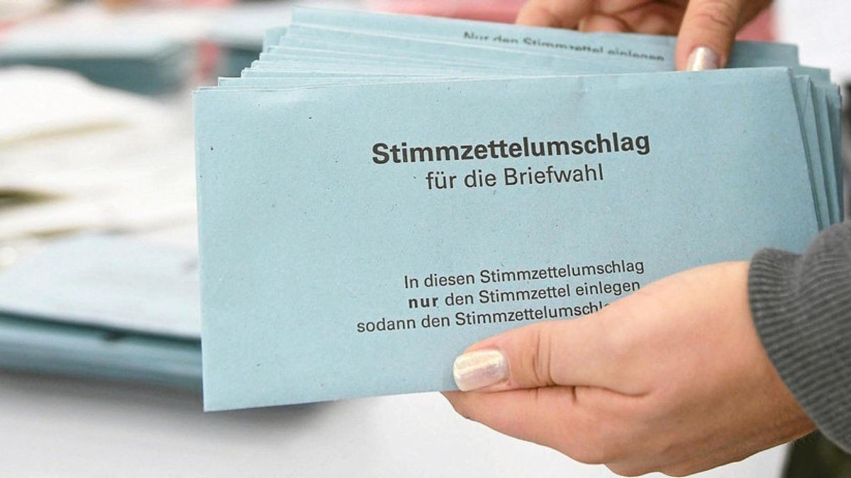 „Es ist uns durchaus bewusst, dass durch dieses Verfahren die Wahlbeteiligung in den Gemeinden herabgesetzt dargestellt wird“, sagt Cornelia Schönfuß, „aber eine andere Zuordnung könnte als Manipulation aufgefasst werden, da keine Transparenz des Wahlergebnisses mehr gegeben wäre.“ Symbolfoto: Tobias Hase/dpa